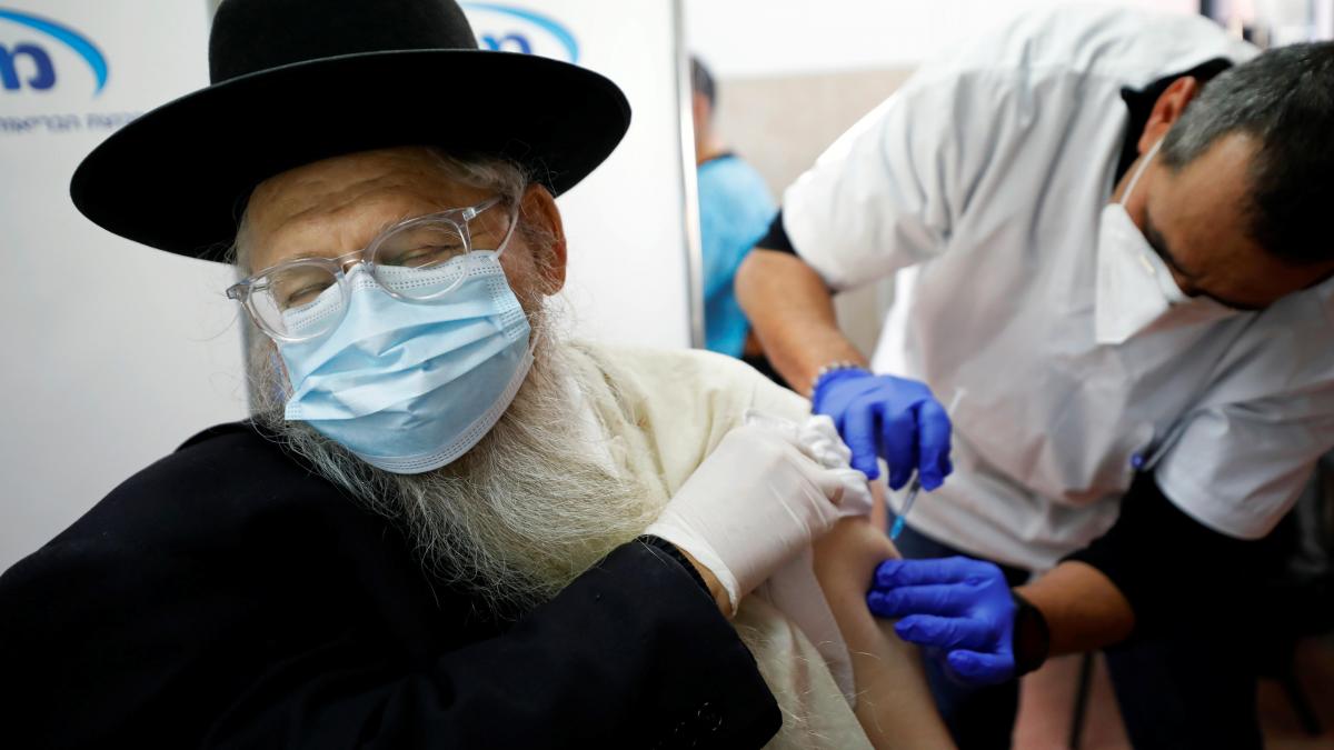 En Israel, más de la mitad de adultos infectados en el último brote, estaban completamente vacunados
